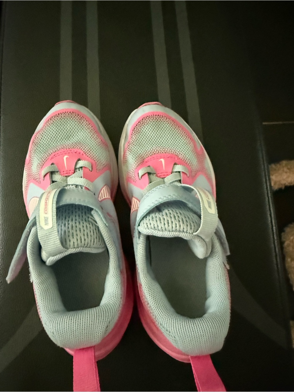 Girls Nike shoes - Picture 2 of 6